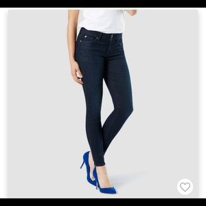 Size 6s Levi’s mid rise skinny